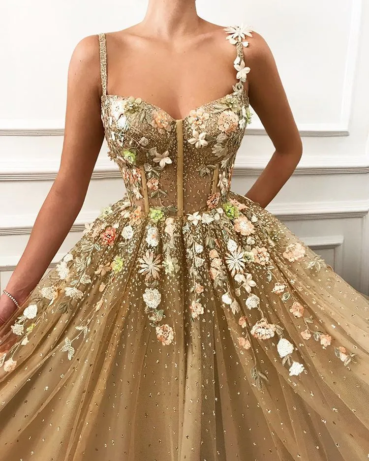 Chic A-line Spaghetti Straps Appliques Lace Long Prom Dress